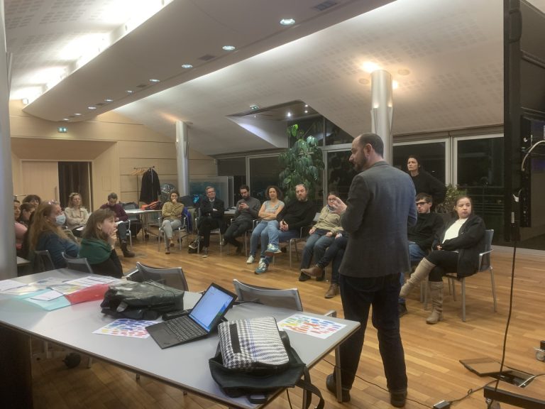 Photo de second atelier habitants, avec les architectes du projet d'habitat partagé, habitat inclusif et habitat participatif en centre de ville de Lyon, rue Ravat dans le 2e arrondissement, logements SACVL accompagné par Chez moi demain SCIC accompagnement de projets d’habitats partagés, habitat inclusifs et habitats participatifs en région rhône alpes.